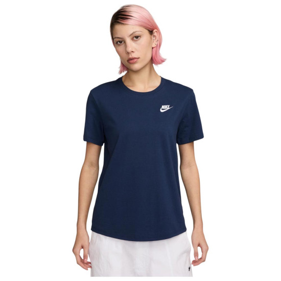 Nike Γυναικεία κοντομάνικη μπλούζα Sportswear Club Essentials Nike Γυναικεία κοντομάνικη μπλούζα Sportswear Club Essentials